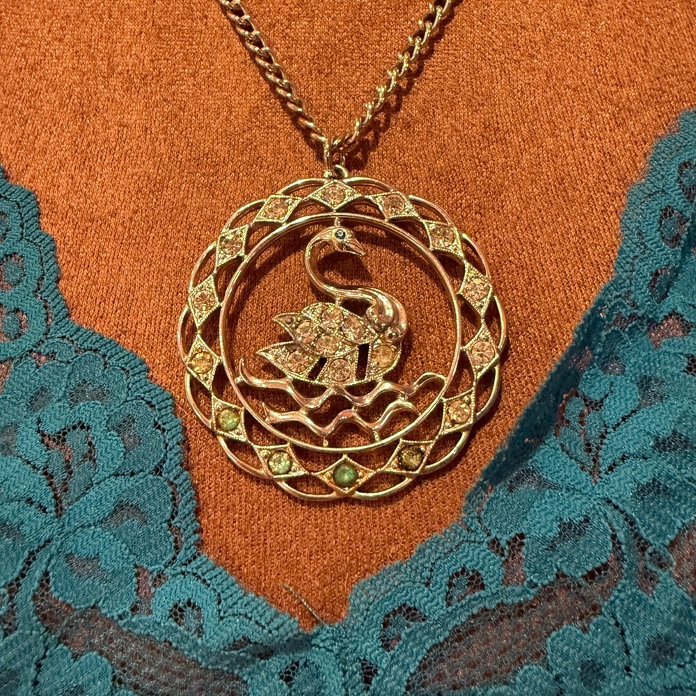 VTG Elegant Silver Tone Swan Pendant Necklace